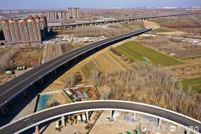 正月假日,航拍济南大桥镇南侧的济南新黄河大桥北段引桥,圆形匝道