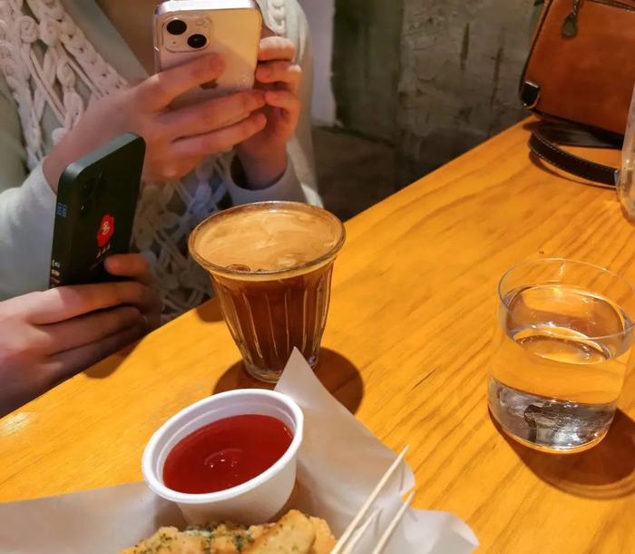 咖啡店不仅有咖啡，还有炸鸡