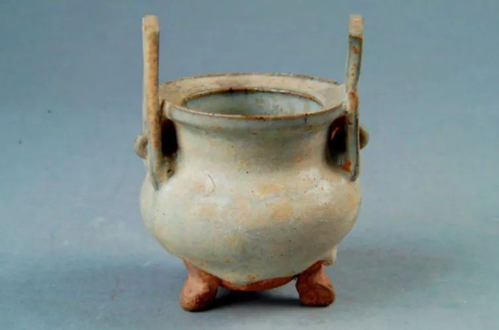 平口,板沿,鼓腹,圜底,外底部隐圈足,削足痕迹明显.