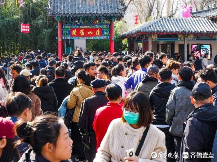 济南春节假日旅游旺盛,泉水景区天天游客盈门