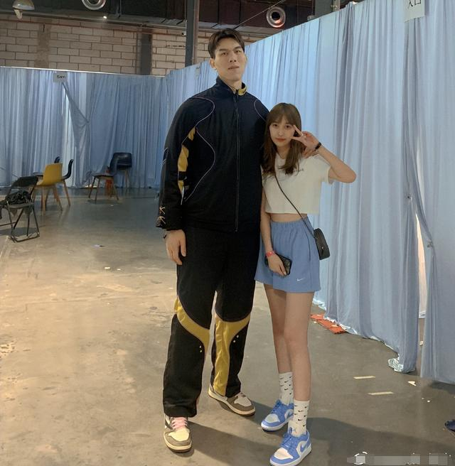 高大的身材,出色的球技,丰厚的身家,铁牛张鸿林也算得上是钻石王老五