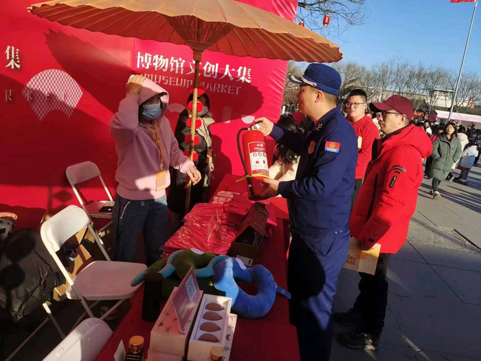 丰台区消防救援支队在集市展开检查。  图源：丰台区消防救援支队