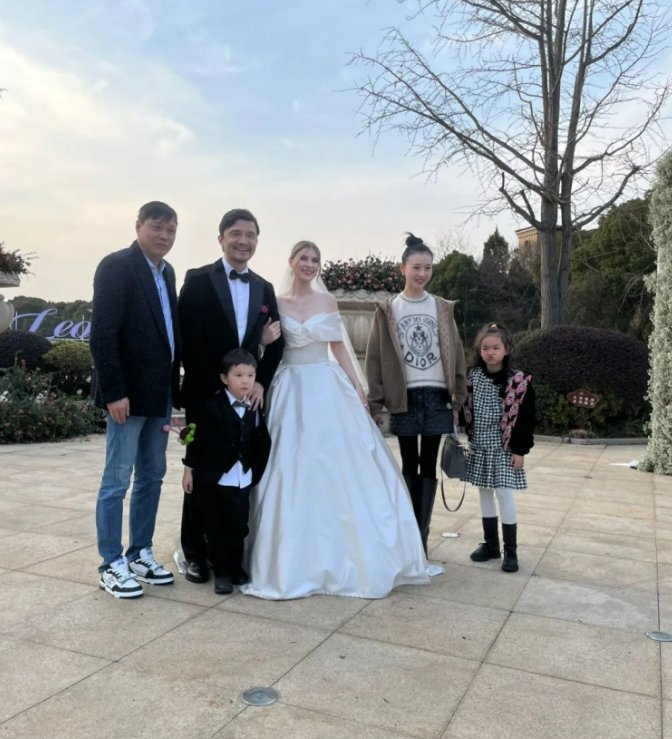 中年男人的浪漫范志毅携娇妻过情人节,购诸多礼物送