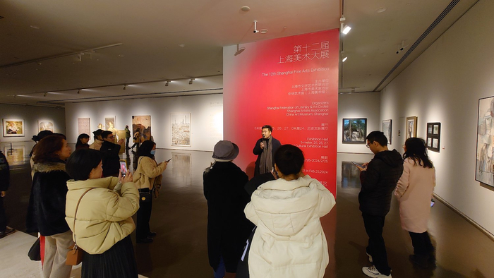 大年初三下午,青年艺术家陈迪来到"第十二届上海美术大展"现场,围绕