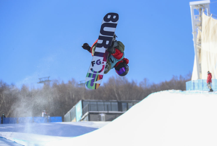 2023年12月25日，山西省冰雪运动中心选手周苡竹在比赛中。新华社发（武殿森摄）