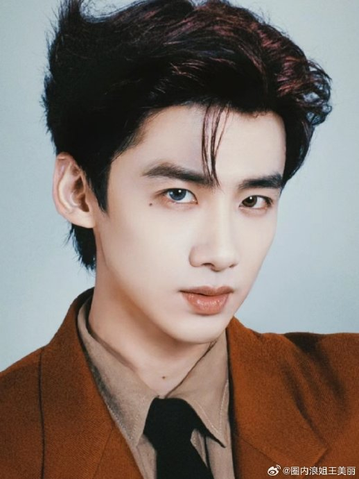 白敬亭泪痣就是脱妆了吧 早期白敬亭脸上还没有痣……|白敬亭_新浪