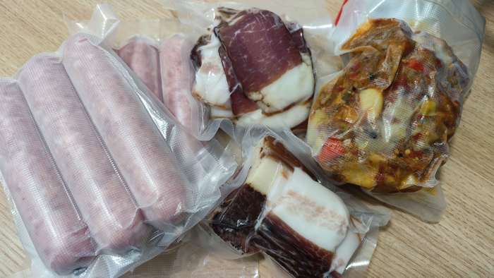 张威携带的部分家乡味。 受访者供图