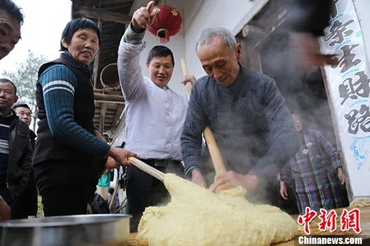 图为打制好的黄元米果放在案板上定型。　龙景君　摄