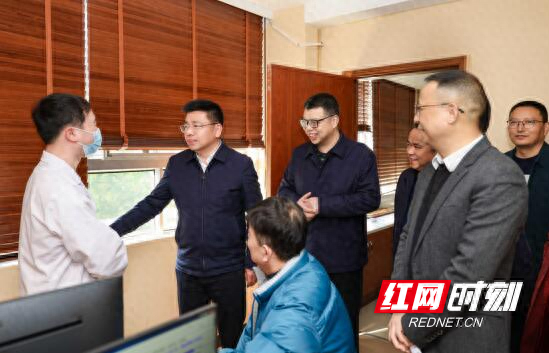 唐安石一行先后前往花炮中心,中医医院,妇幼保健院,湖南庆泰花炮集团