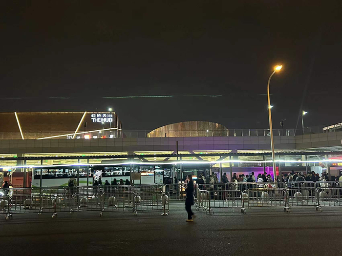2月17日晚上20时，不少旅客从虹桥站西出入口来到虹桥枢纽西交通中心公交站乘车。