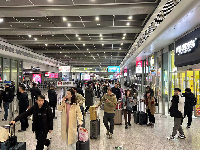 2月17日22时许，上海虹桥火车站到达层，一些旅客进入地铁站，一些旅客走到停车场打车。本文图片 澎湃新闻记者 李佳蔚 图