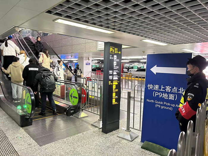 2月17日晚上，上海虹桥火车站到达层，旅客前往P9停车场打车，沿路有指示牌和工作人员引导。