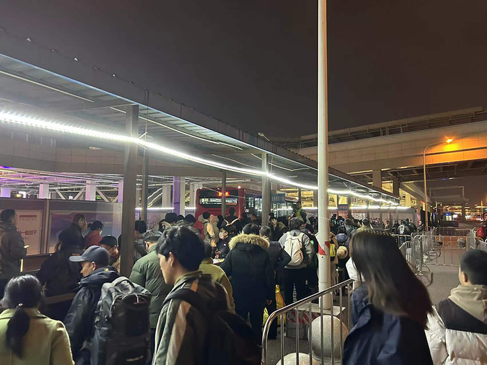 2月17日晚上20时，不少旅客从虹桥站西出入口来到虹桥枢纽西交通中心公交站乘车。