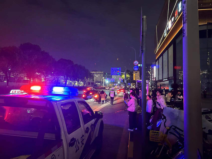 2月17日22时许，虹桥火车站西广场外，申虹路上有许多出站旅客候车、打车，公安民警维护秩序。