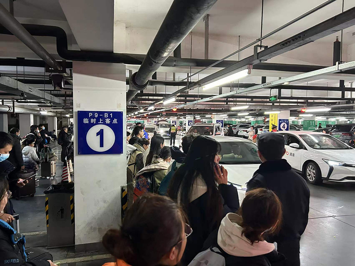 2月17日晚上，上海虹桥火车站P9停车场，民警王剑和同事在疏导车辆，引导旅客乘车。