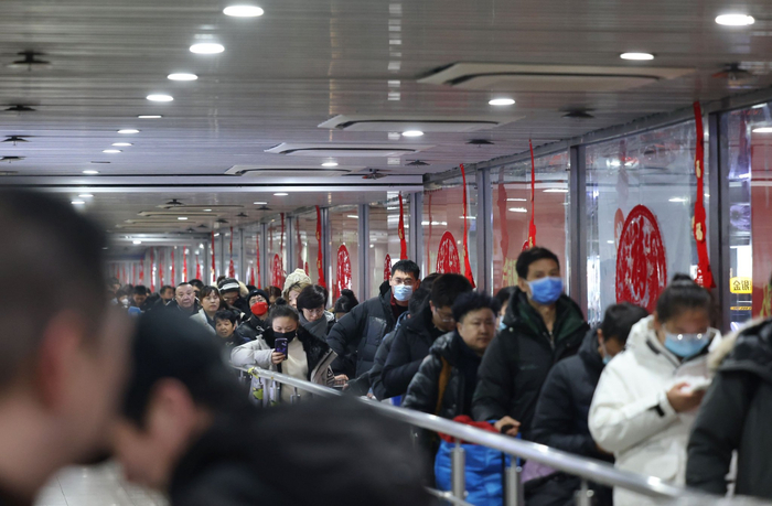 2月17日深夜，北京南站出租车调度站内，等车的旅客排起长队。新京报记者 王贵彬 摄