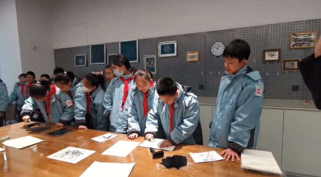 假期中,向东中学预备年级前往上海新闻出版博物馆进行研学之旅.
