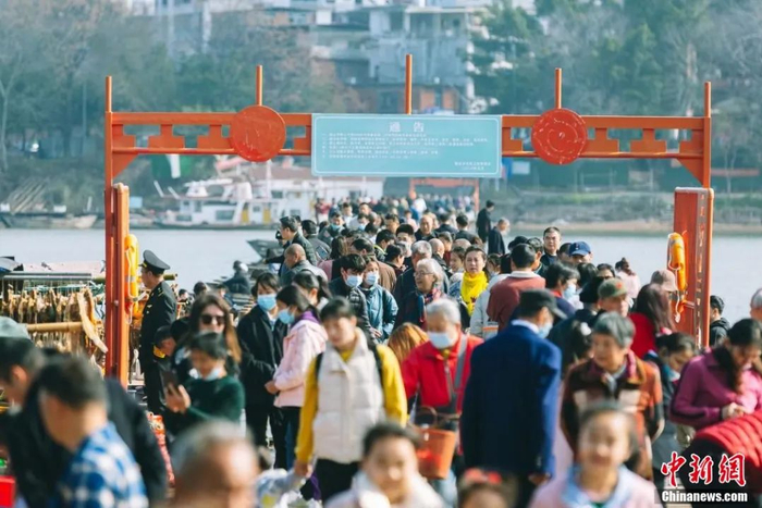 赣州古浮桥上人来人往。刘力鑫 摄