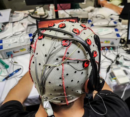 马斯克吹了三年的脑机接口终于植入人脑但我劝你先别急