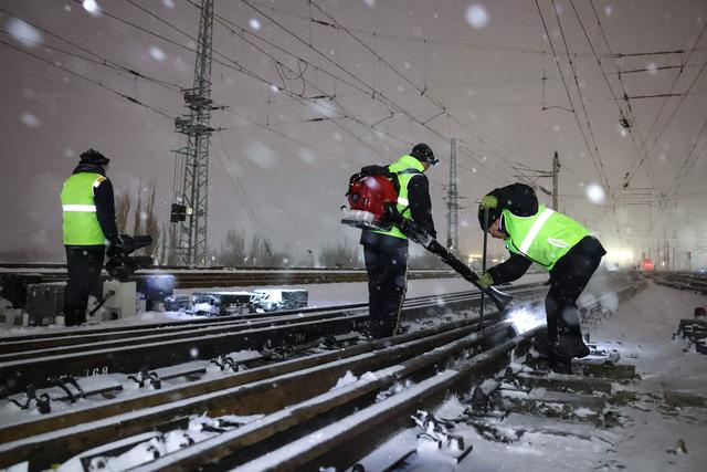 2月17日凌晨，新疆铁路工作人员正在对线路道岔积雪进行清理。中国铁路乌鲁木齐局集团有限公司 供图 