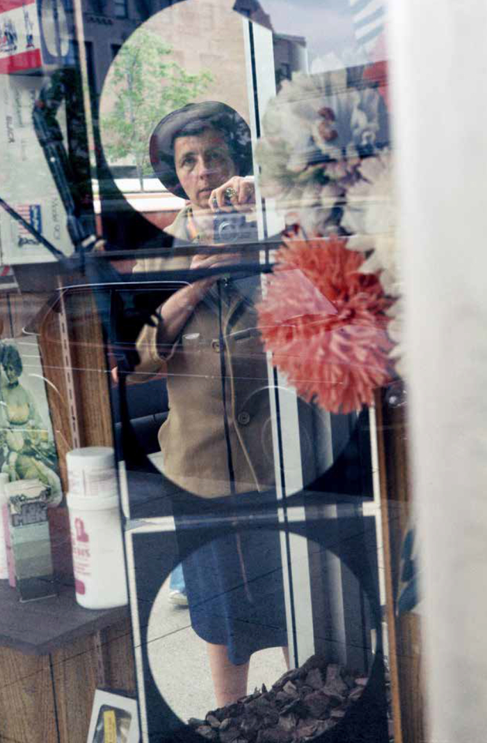 她一生做保姆,拍下15万张照片,成为街头摄影大师|薇