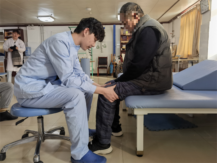 行动不便的她,能走了……|中医|针灸_新浪新闻