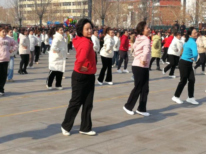 穿红色衣服者为井陉县委书记刘丽香（来源：河北广播电视台冀时客户端）