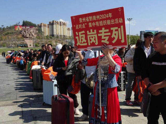 外出务工者排队等候进站。中青报· 中青网记者 李桂杰/摄