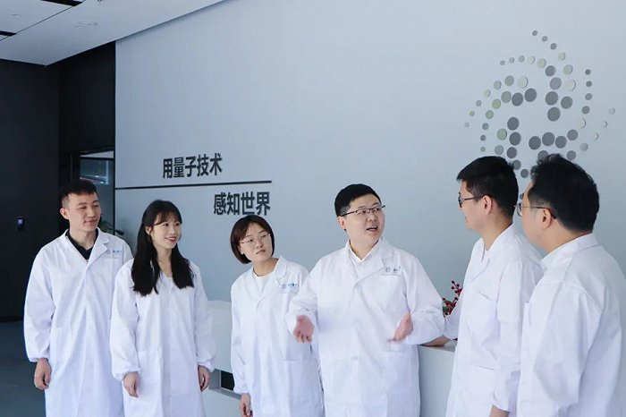 国仪量子科研人员正在讨论产品研发工作。唐皓然 摄（资料图）