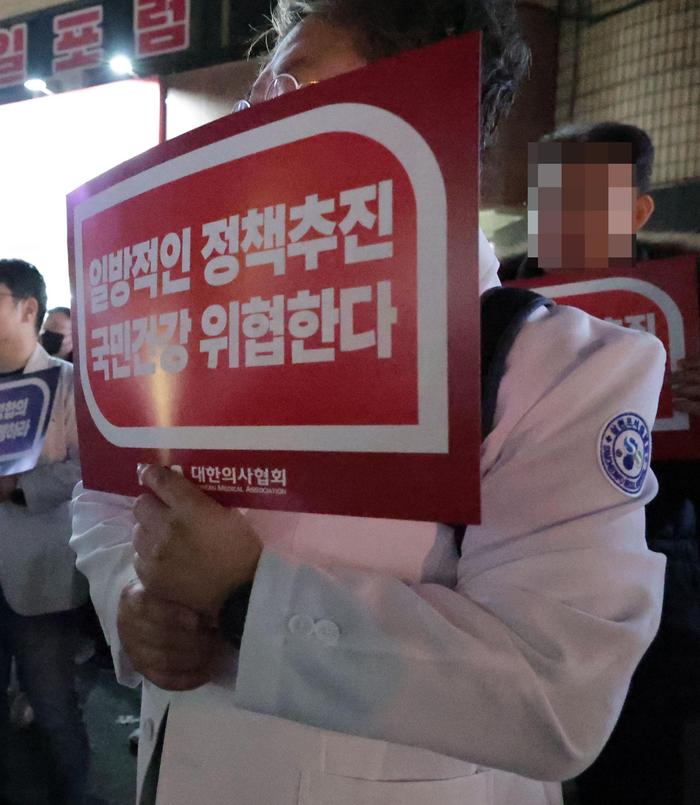 当地时间2024年2月15日，韩国庆尚南道，当地医学协会成员集会，反对政府推行医学院扩招政策。图/IC photo