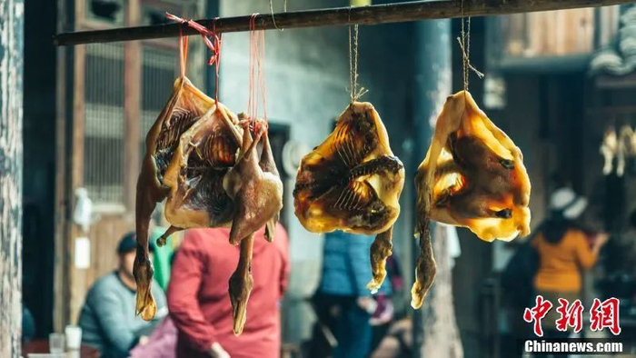 图为客家居民正在晾晒腊板鸭。刘力鑫 摄