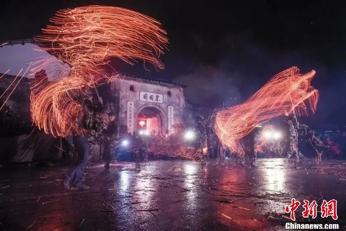 图为江西省省级非物质文化遗产“香火龙”。肖雨 摄