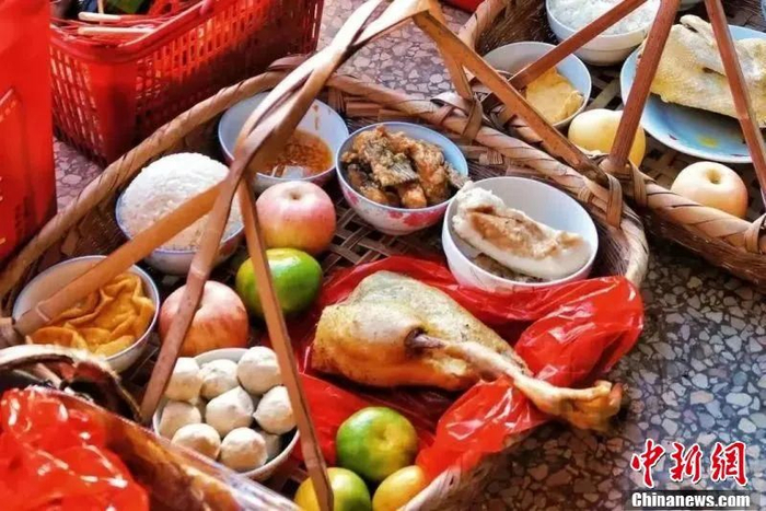 图为客家供奉祖先的宴席。刘真廷 摄