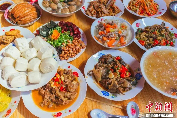 图为赣南乡村地区春节宴席。刘力鑫 摄