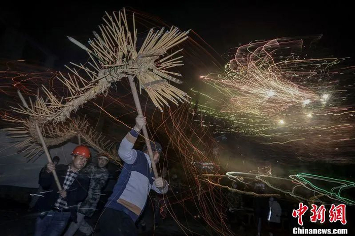 图为江西赣州龙南市里仁镇栗园围的香火龙。刘念海 摄