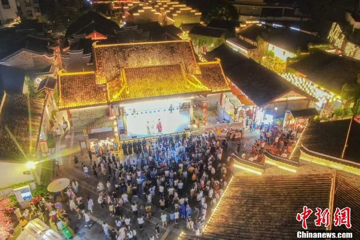 图为夜幕降临时，民众们在江南宋城历史文化街区中游玩。刘力鑫 摄