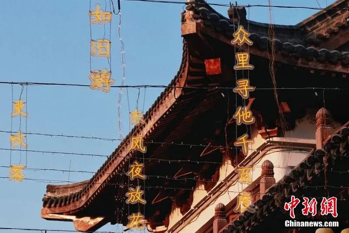 图为江南宋城历史文化街区内景独特诗词装饰。刘真廷 摄