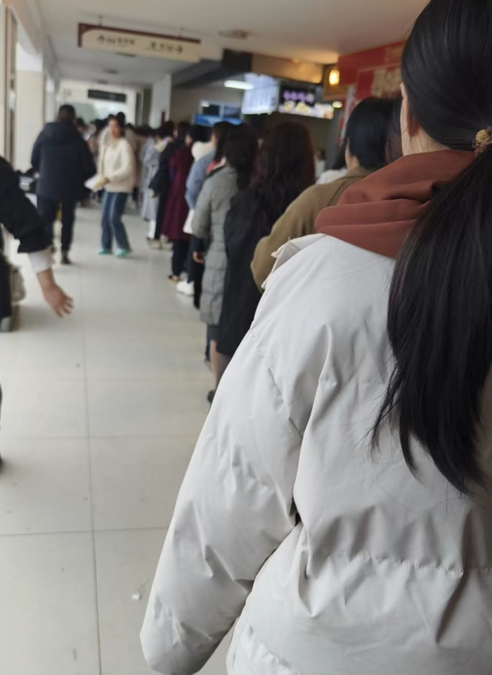 （2月16日，湖南一高速服务区洗手间大排长龙）