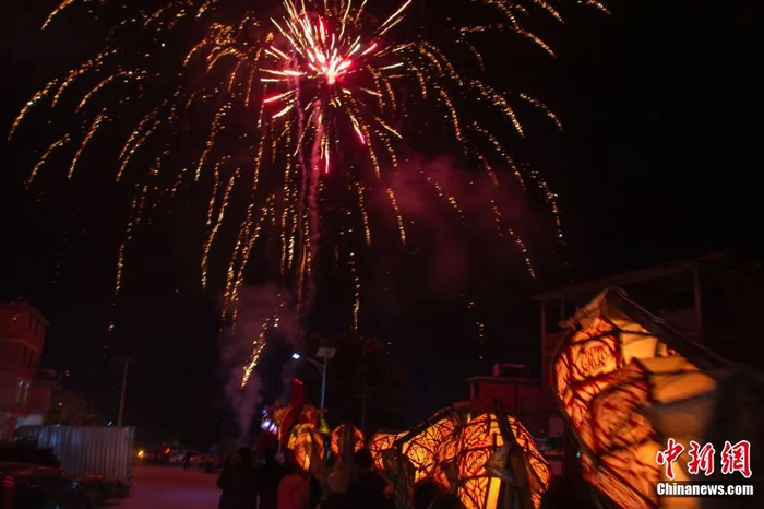 图为赣州赣县区大田乡，村民舞起“兄弟龙”从村子里经过。刘力鑫 摄