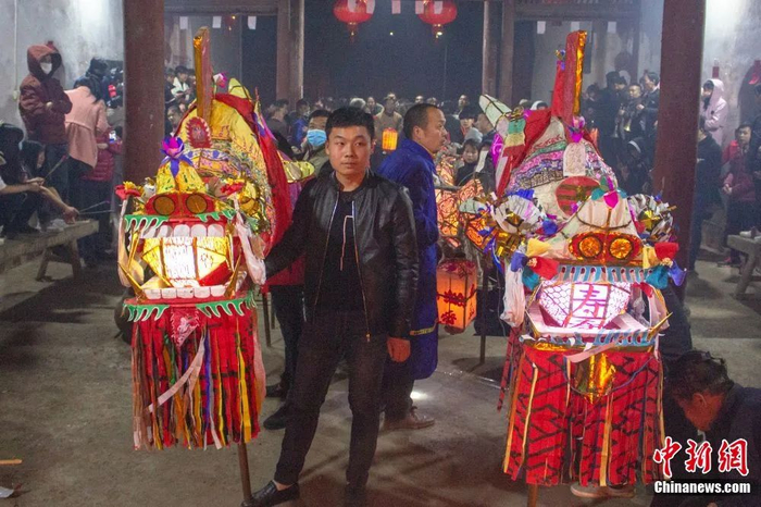 图为兄弟龙在祠堂里并排放置，村民准备舞龙。刘力鑫 摄