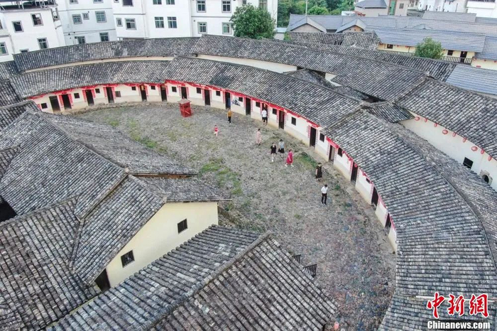 航拍寻乌县角背围龙屋，游客在屋内游览。刘力鑫 摄