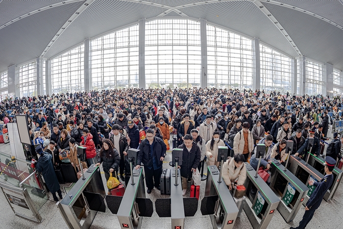 2月17日，旅客在浙江温州南站进站乘车。新华社 图