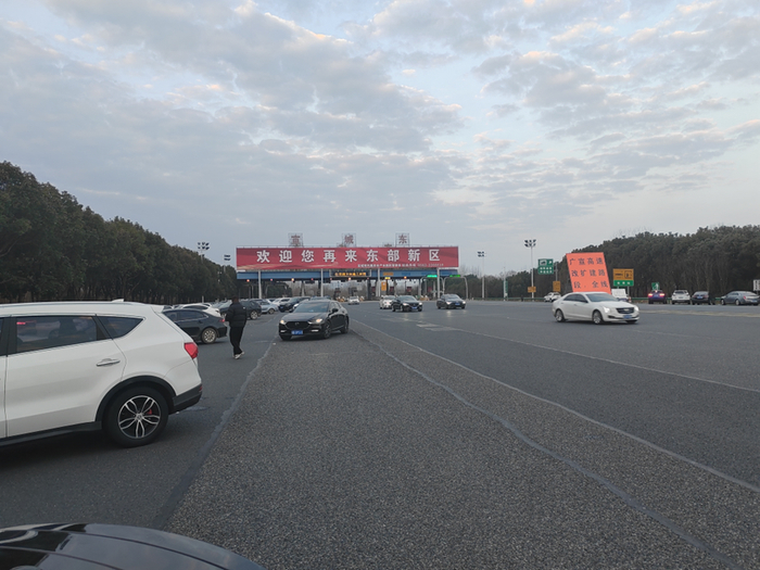 （2月17日因高速拥堵，大量司乘人员下高速休息）