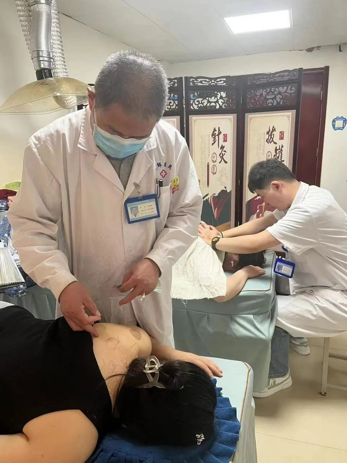 侯医生为患者治疗现场部分患者康复治疗现场康复大厅则集针灸,推拿