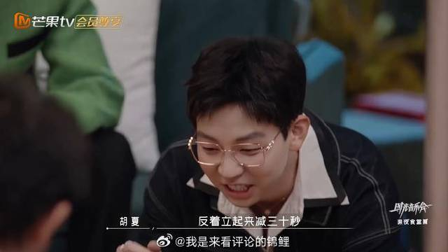 田震扔瓶子扔到崩溃 对手看着都着急,太搞笑了