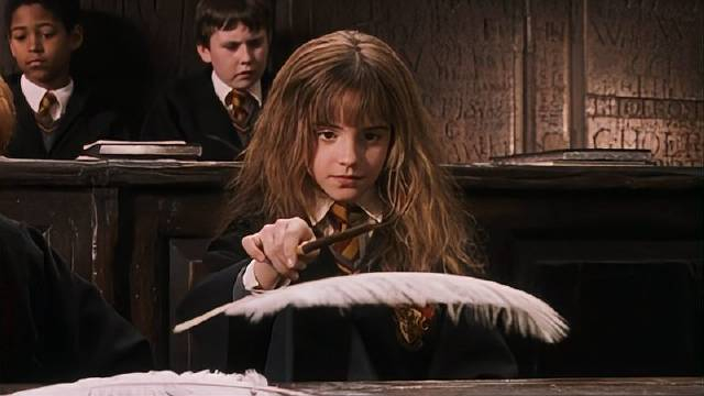 第一次尝试赫敏就让羽毛飞了起来赫敏天赋挺好啊