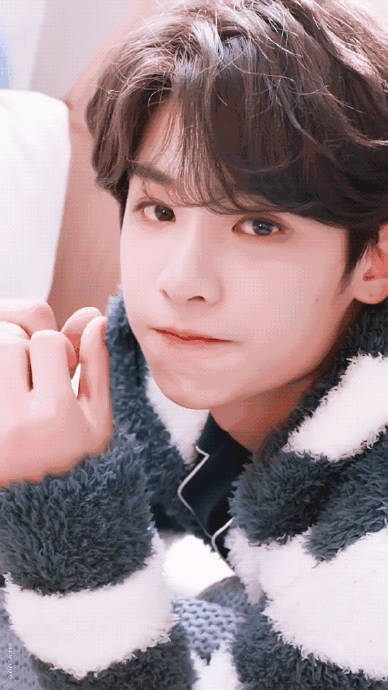 是舞台上闪闪发光的唱跳歌手justin……|黄明昊|舞台|顺意_新浪新闻