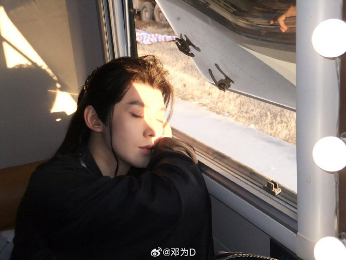 首先,邓为的发际线是谁羡慕了我不说……|邓为|发际线|靠窗_新浪新闻