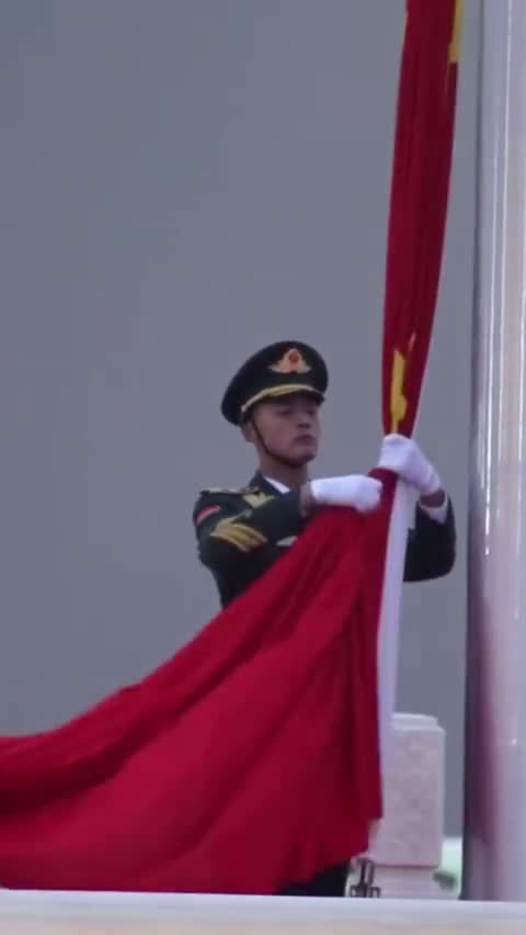 中国国旗手袁晋爽全程硬核燃爆的收旗过程