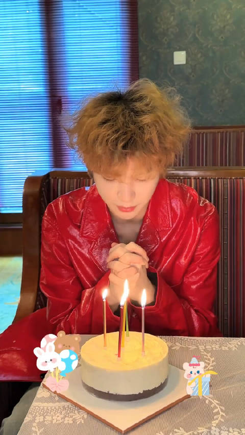 黄明昊吹蜡烛许愿 22岁生日快乐,愿望成真_手机新浪网